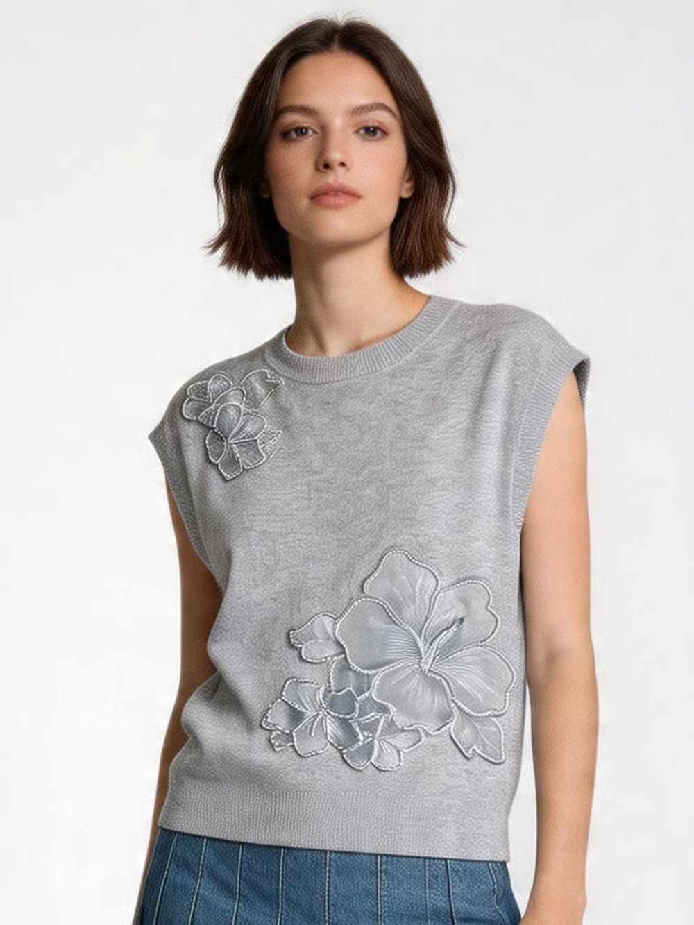 ONTWELTH | Light Gray Floral Appliqué Sleeveless Knit Top Sz L